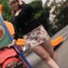 ムチムチボディーで超ミニスカ生足のヤンママがベビーカーでお散歩